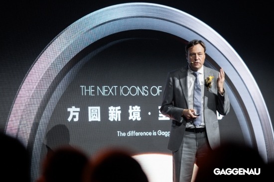 男人的照片上写着字 AI 生成的内容可能不正确。