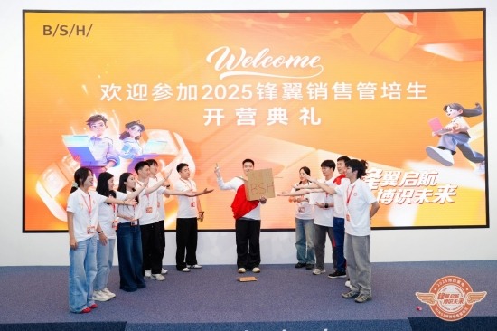 图片包含 游戏机, 年轻, 桌子, 男人 AI 生成的内容可能不正确。