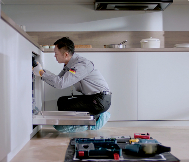 穿白色衣服的男人在厨房里 AI 生成的内容可能不正确。