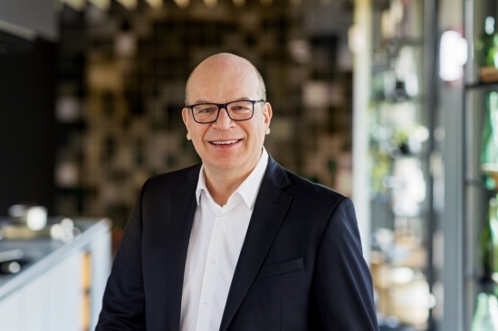 穿西装戴眼镜的男人在街道边 AI 生成的内容可能不正确。