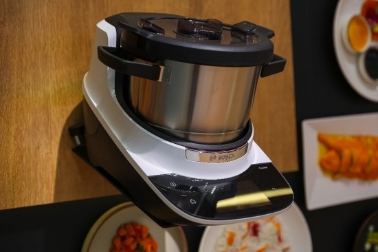 桌子上的盘子里放着食物 AI 生成的内容可能不正确。