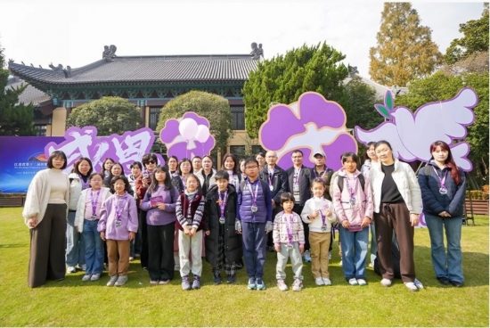 一群人站在草地上 AI 生成的内容可能不正确。