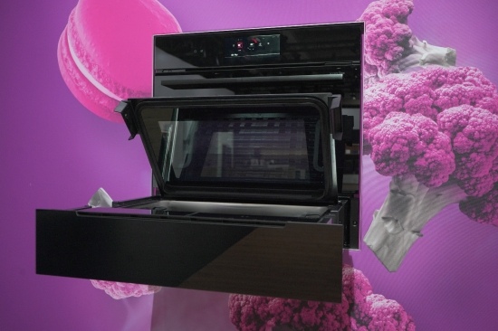 紫色的桌子上放着粉色的花 AI 生成的内容可能不正确。